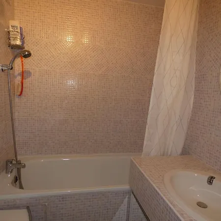 2 Pieces Avec Piscine, Parking Prive, Proche Commerces Et Plage, Expose Sud - Fr-1-328-264 Apartment *